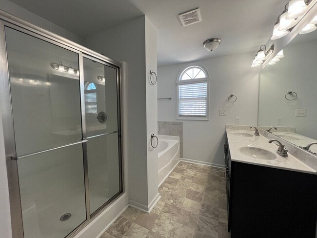 Building Photo - Beautiful 4 Bed 2.5 Bath Raeford Home with Fenced Yard