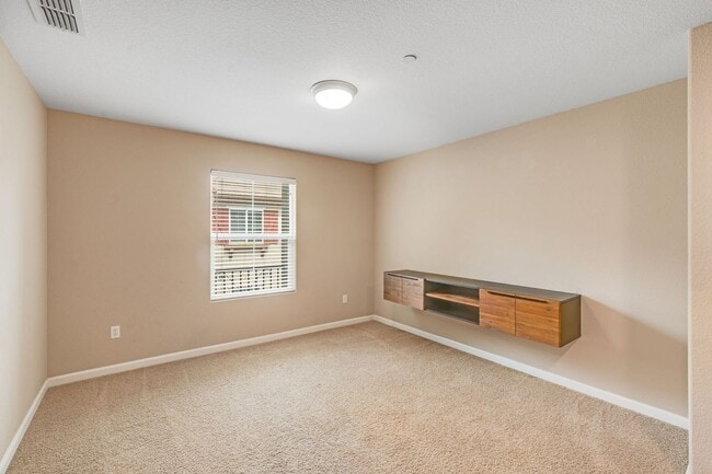 Building Photo - 3BR/3BA Folsom Condo with Fireplace + 2 Car Garage