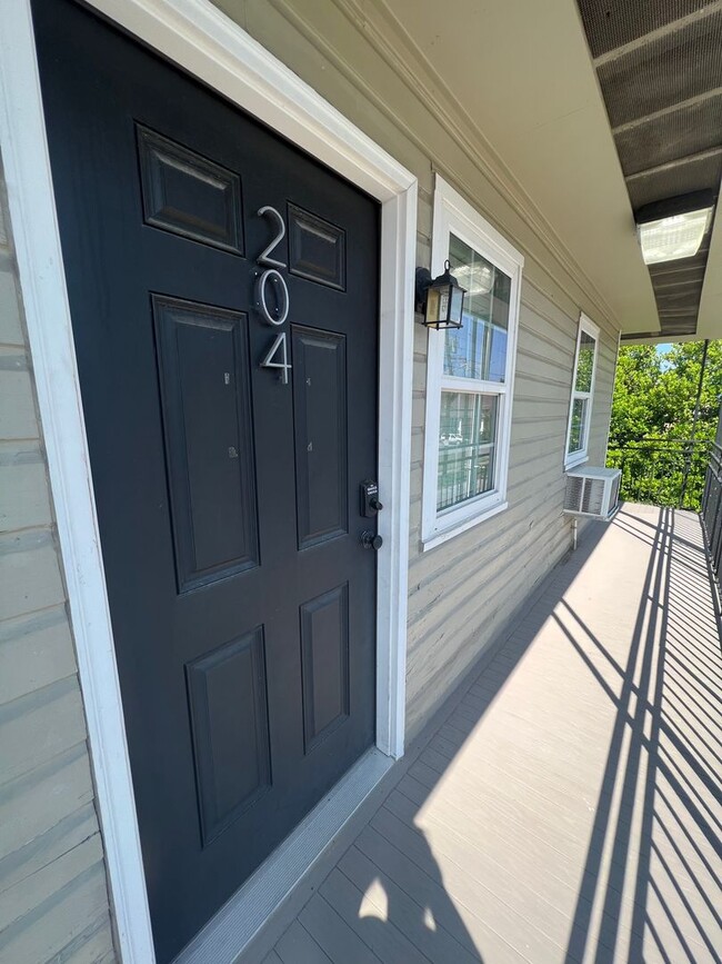 Building Photo - 1BD/1BA in Gated Complex