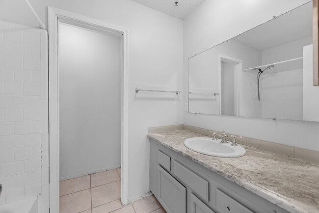 Building Photo - Charming 1 Bedroom/1 Bathroom Available Now!
