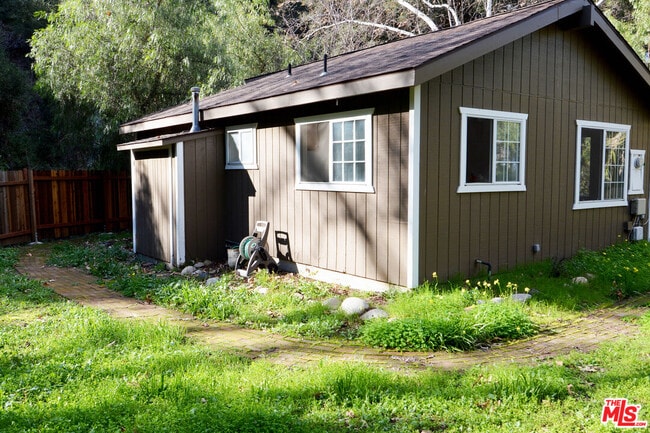 Building Photo - 1675 Happy Trail