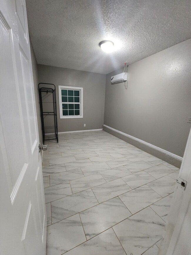 Building Photo - Charming 5 Bedroom Home- Your Path to Homeownership Starts Here!