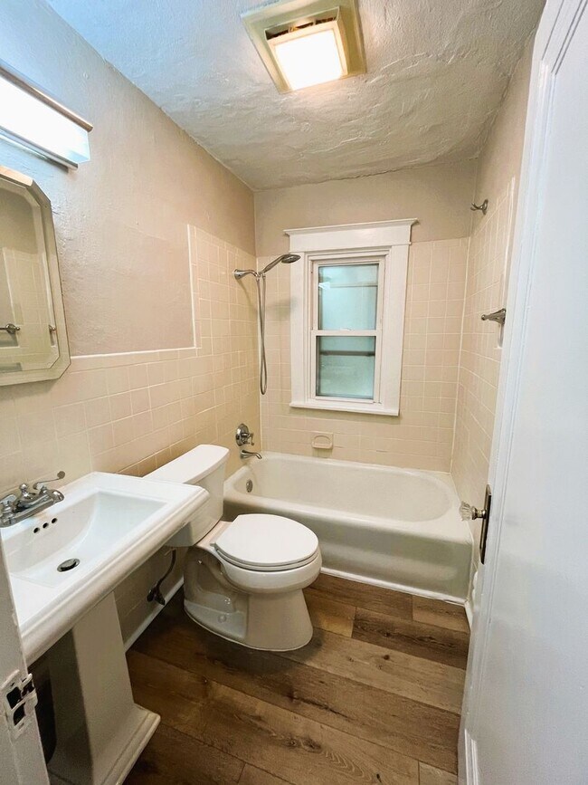 Building Photo - Darling 2 bedroom Bungalow