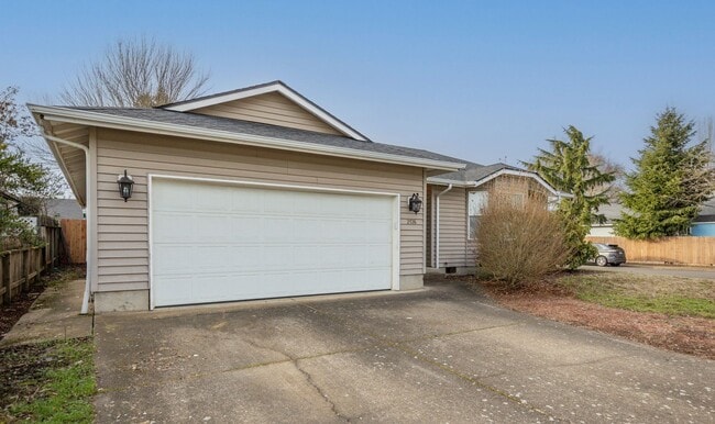 Building Photo - **MOVE IN SPECIAL!** Pet Friendly Charming 3 Bedroom Home with large office!