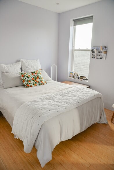Recently painted/neutral grey walls - 1811 W 17th St