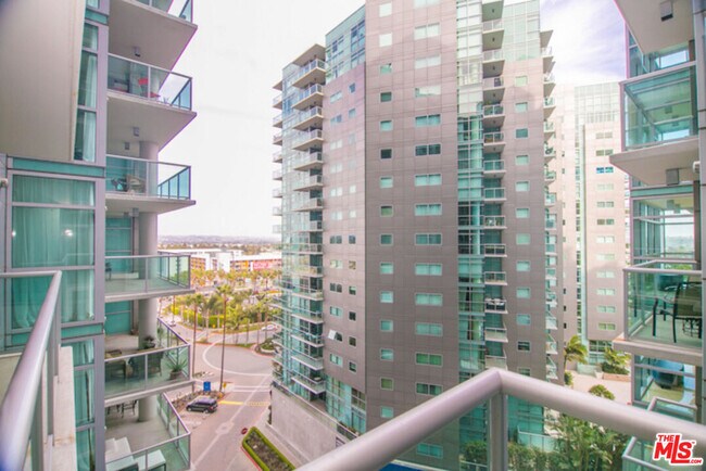 Building Photo - 13700 Marina Pointe Dr