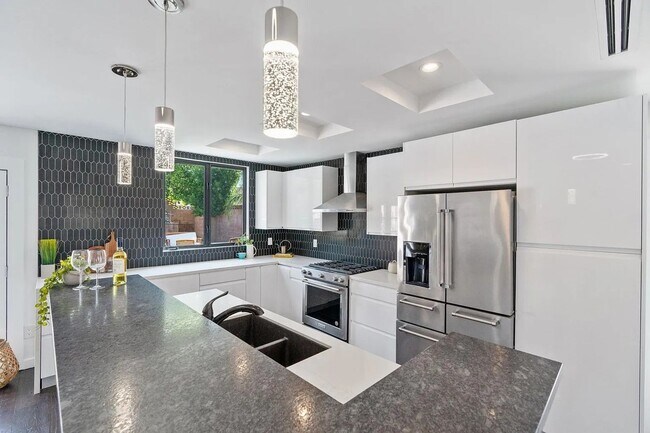 Building Photo - Modern and Spacious 4 Bed + 2.5 Bath Home
