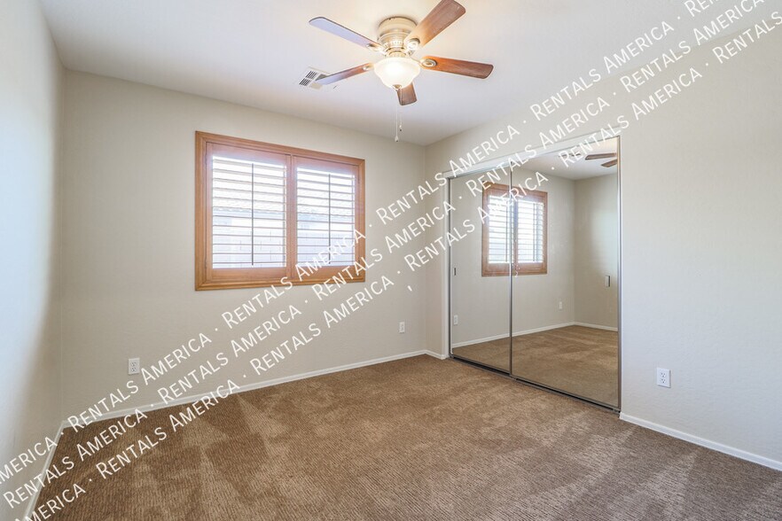 Building Photo - 2033 N Thunderbird Ave