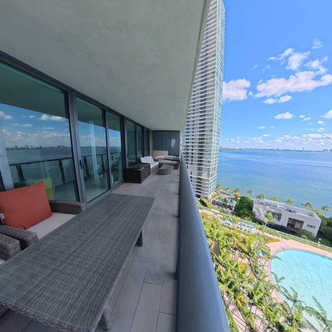 Building Photo - 650 NE 32nd St