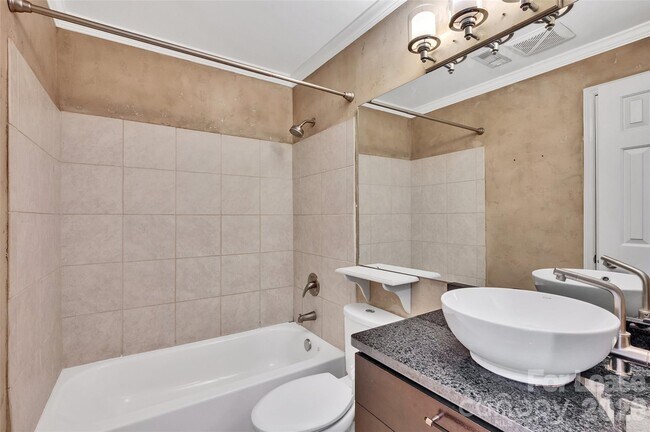 Building Photo - 505 N Graham St