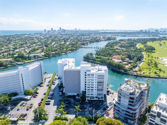 Building Photo - 9102 W Bay Harbor Dr