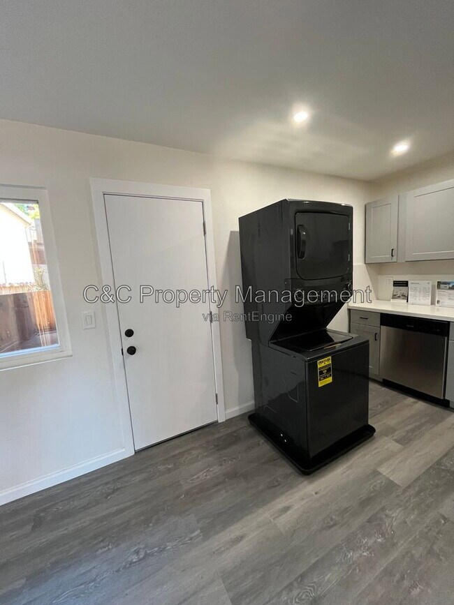 Building Photo - 6628 Helen Ct