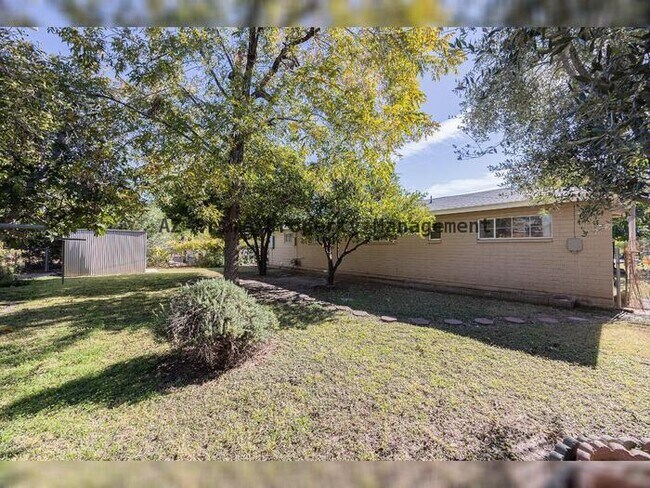 Building Photo - 530 W 15th St