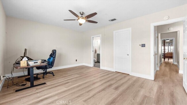 Building Photo - 943 N Orange Ave