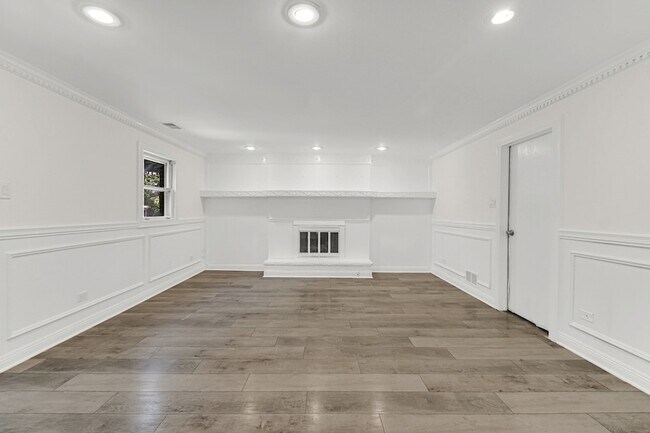 Building Photo - 3252 87th St