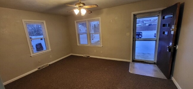 Building Photo - 2-Bed Home