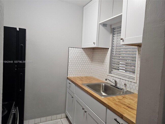 Building Photo - 1947 Funston St