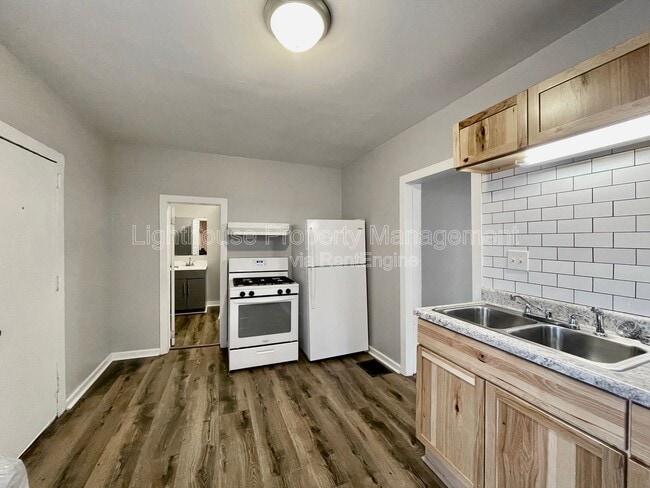 Building Photo - 1011 Quarry Ave NW