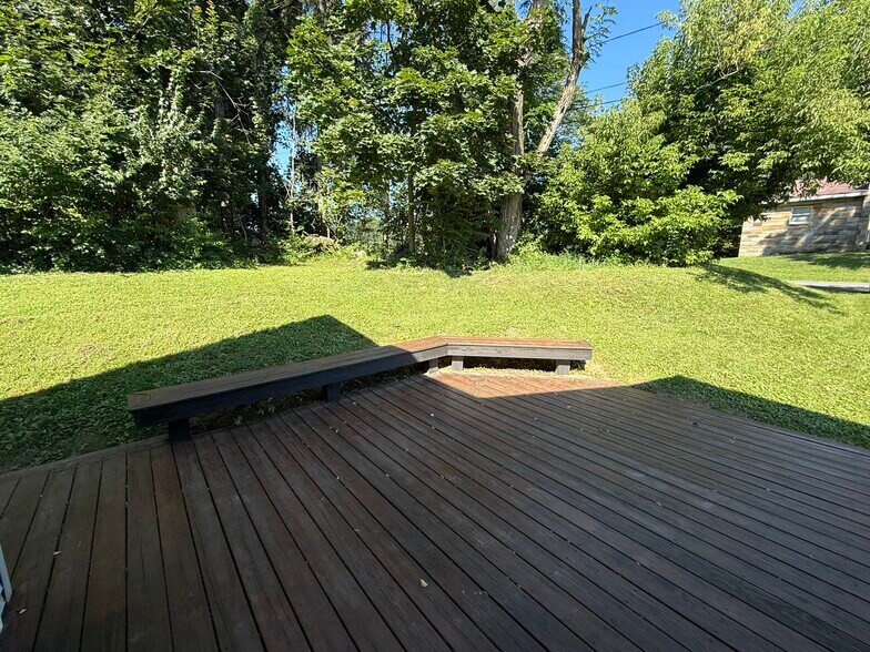 Deck - 733 Riley St