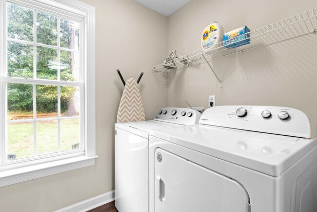 Building Photo - 2400 Hinton St