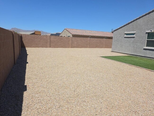 Building Photo - 18085 W Elm St