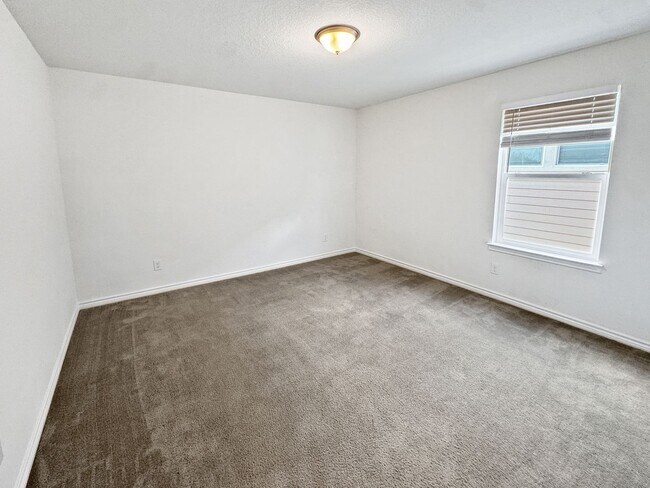 Building Photo - New Braunfels gem