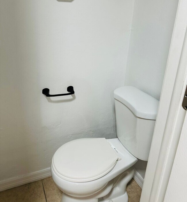 Building Photo - SW area Condo with a pool