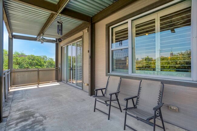 Building Photo - 831 S Flores St