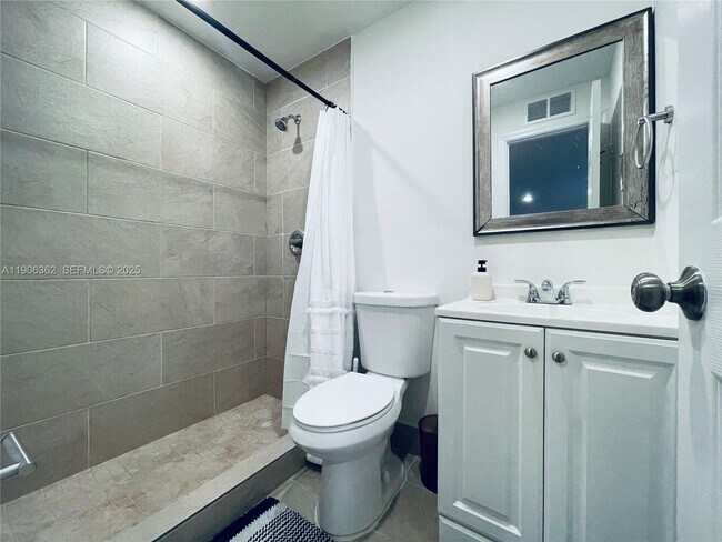 Building Photo - 343 Menores Ave