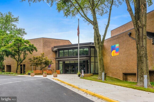 Building Photo - 1952 Kennedy Dr