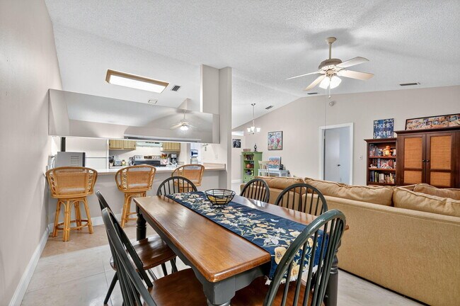 Building Photo - 15 Farnworth Dr