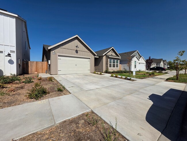 Building Photo - 3 bedroom 2 bathroom home with Solar and y...