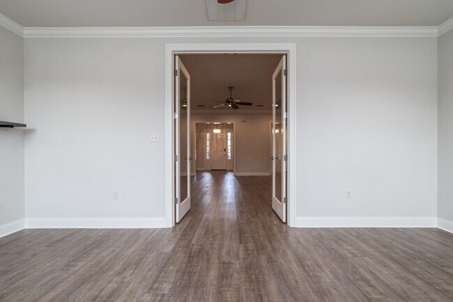 Building Photo - 718 Woods Dr