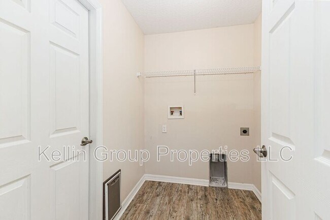 Building Photo - 7233 Wakeview Dr