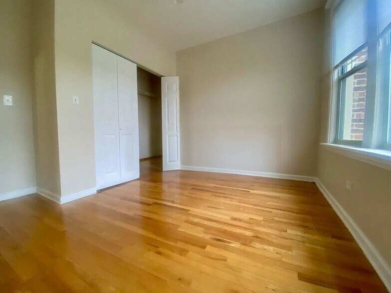 Building Photo - 7505 N Greenview Ave