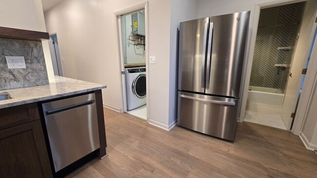 Building Photo - REMODELED 3 Bedroom & 2 Bathroom Apartment in the Heart of Lincoln Park!