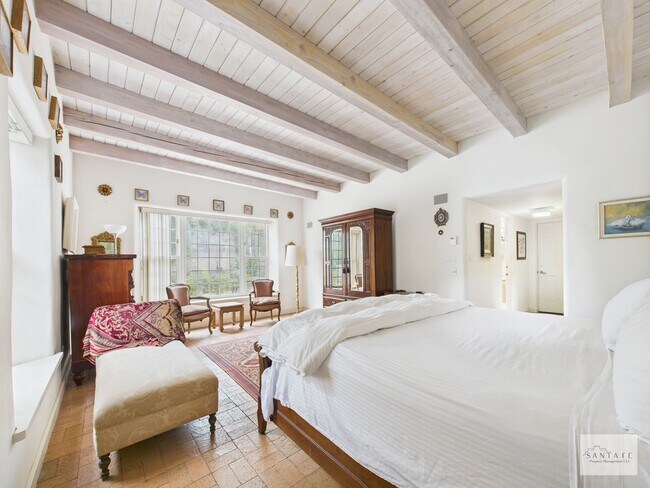 Building Photo - Downtown Fully Furnished Home Available Now!