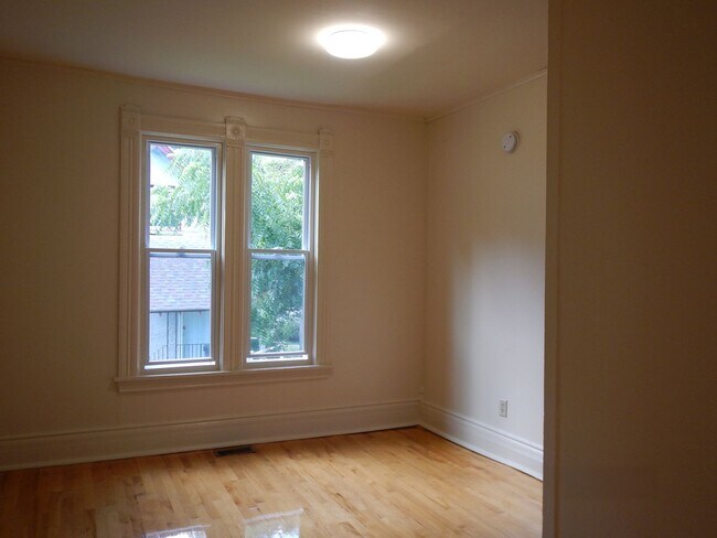 Building Photo - Newly Renovated 1st Floor Apartment with G...