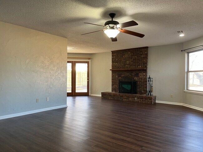 Livingroom - 215 Magnolia Rd