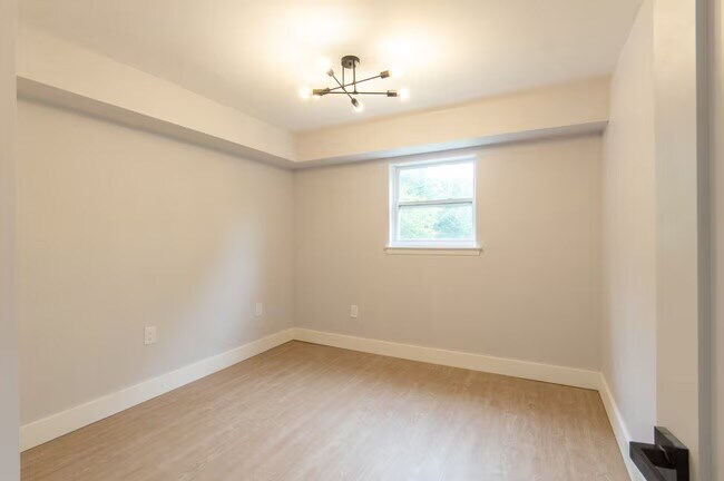 Building Photo - 1913 Country Ln