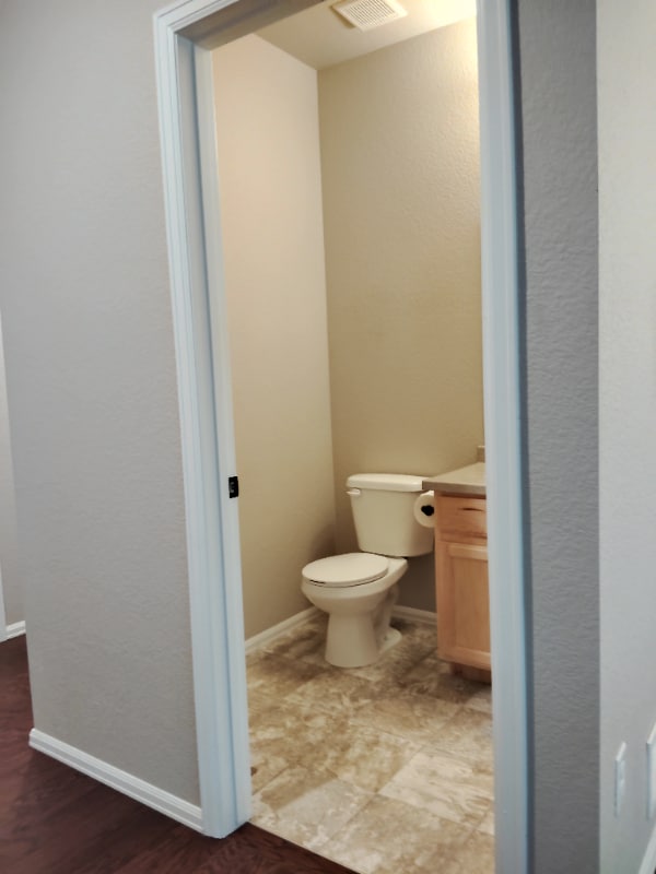 Building Photo - 704 Finch Dr