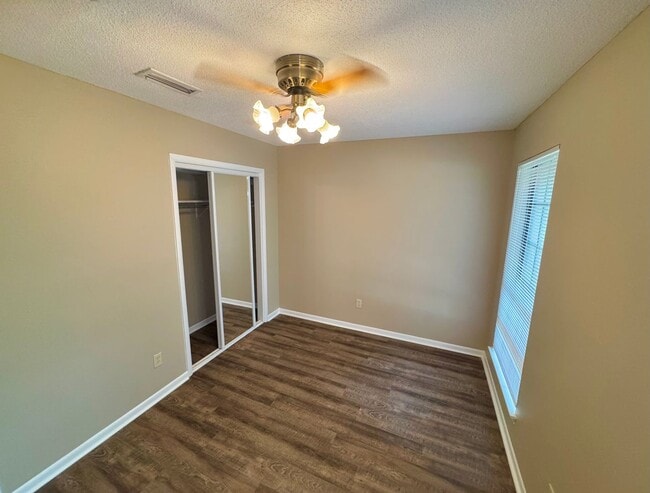 Building Photo - 601 Iroquios
