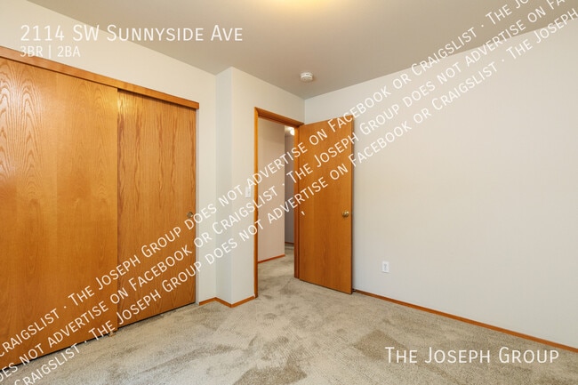 Building Photo - 2114 SW Sunnyside Ave