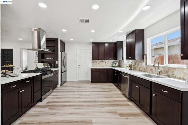 Building Photo - 2800 Seville Cir