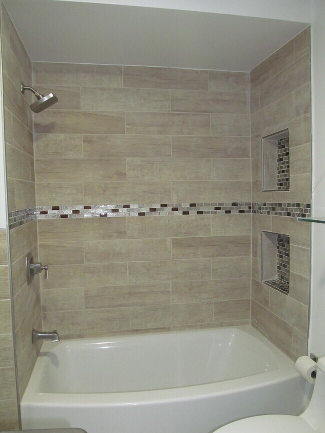 bathroom No. 1-pic 2 - 307 N 7th St
