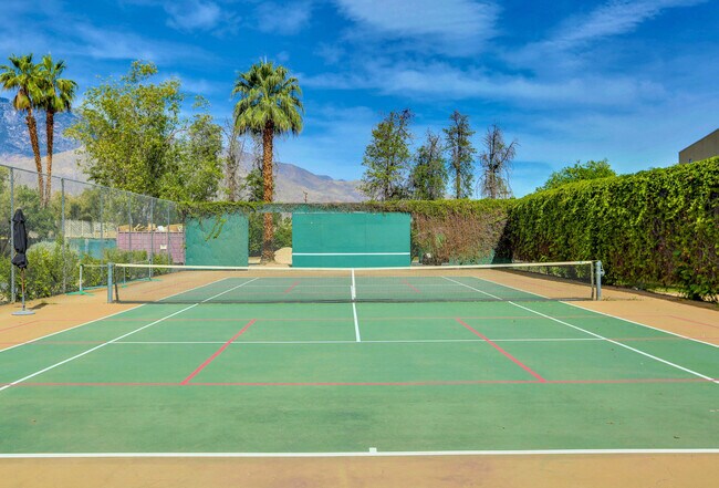Building Photo - 215 Desert Lakes Dr
