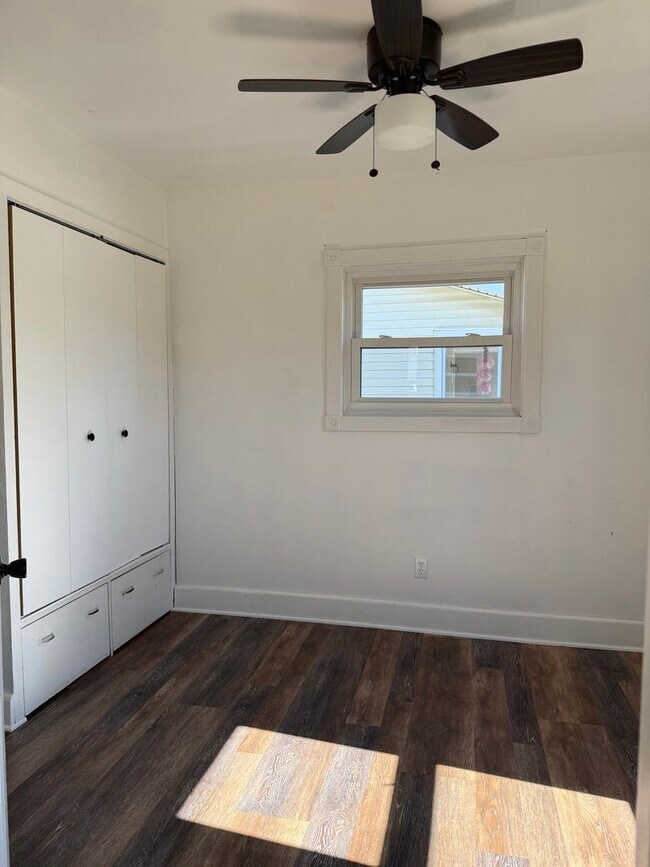 Building Photo - Three-Bedroom Home located in Oshkosh
