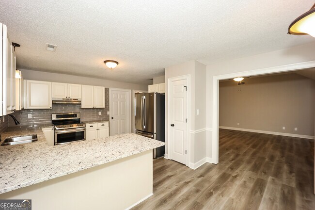 Building Photo - 130 Woodlake Dr
