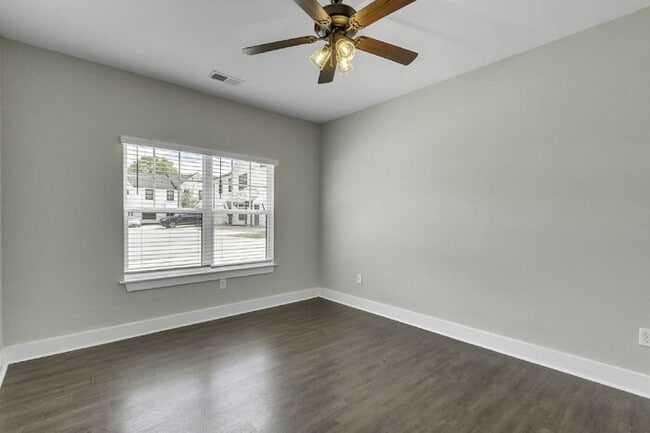 Building Photo - Modern 2BD, 2.5BA Townhouse with Large Loft in Travelers Rest