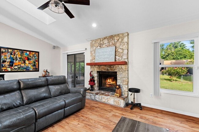 Building Photo - Beautifully updated 3 bedroom 2 bath home ...